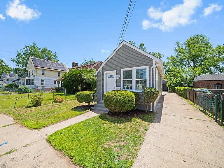 70 Lambert St — Photo 38