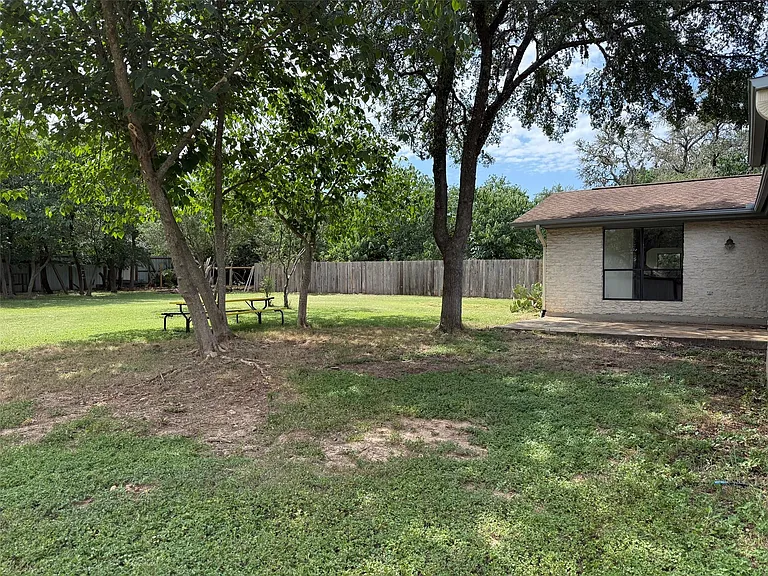 1009 Swallow Dr — Photo 18