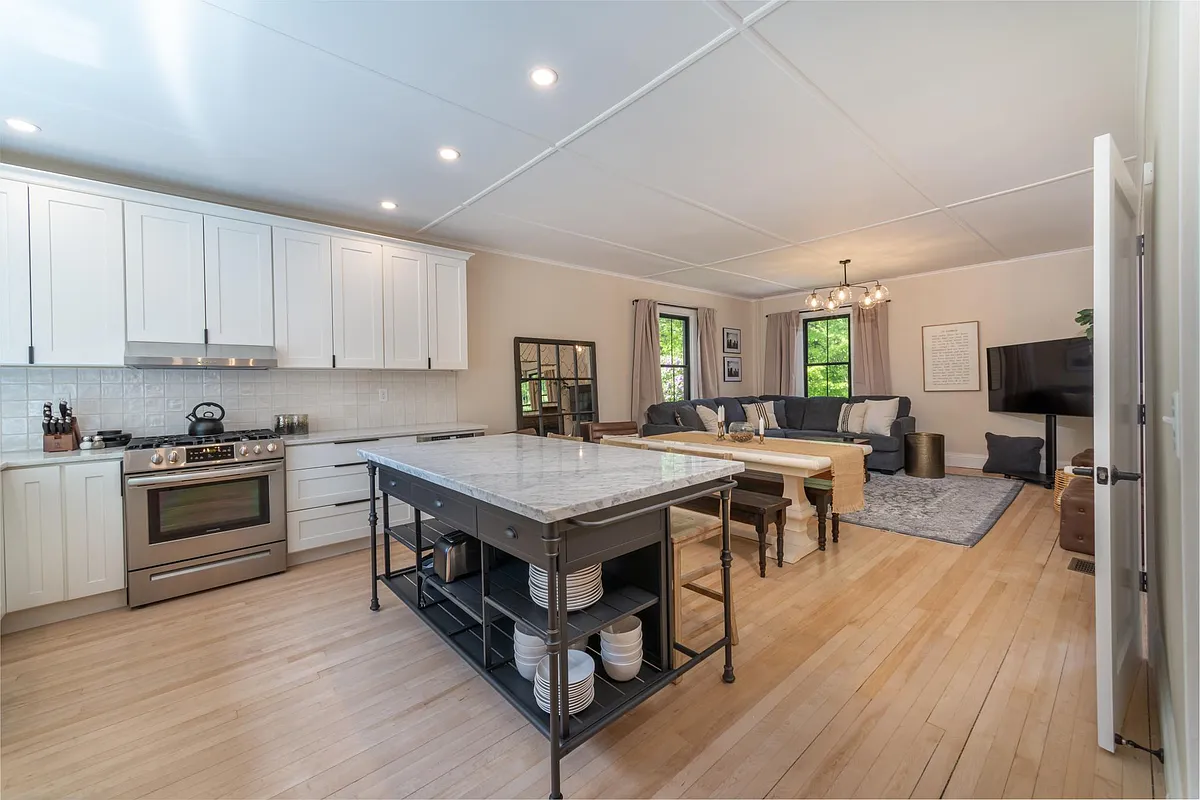Great room with island seating. - 419 E Hewitt Ave
