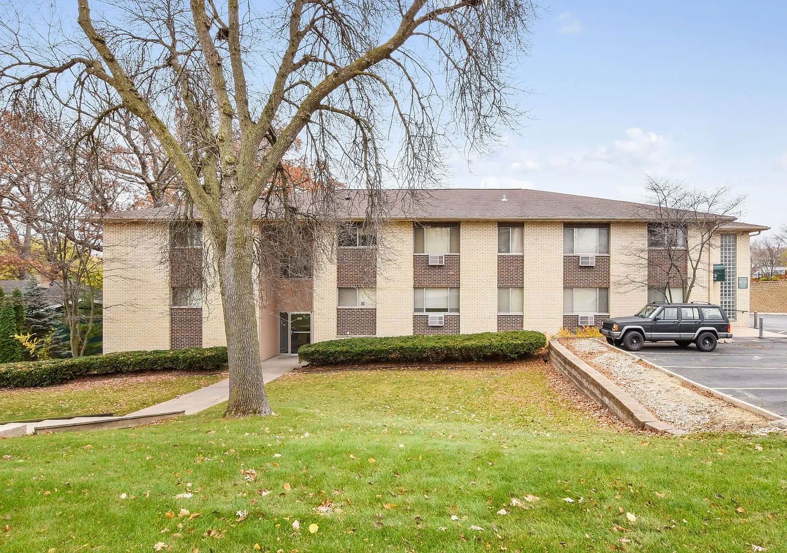 Executive East Apartments — Photo 1