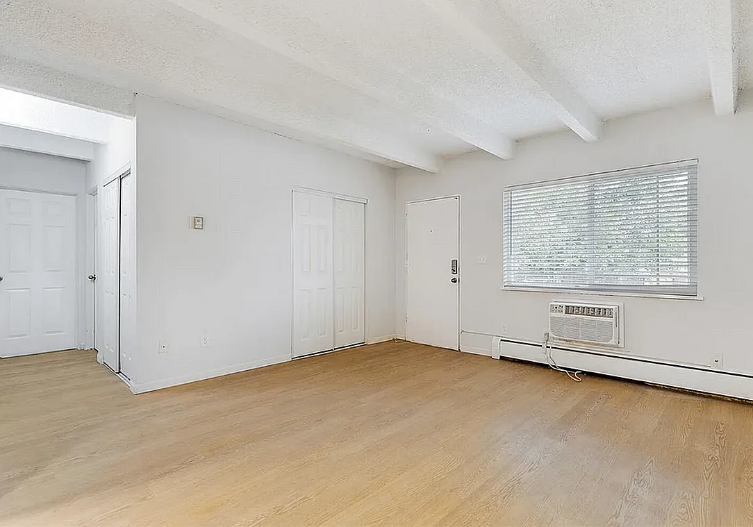 OakView Apartments — Photo 2