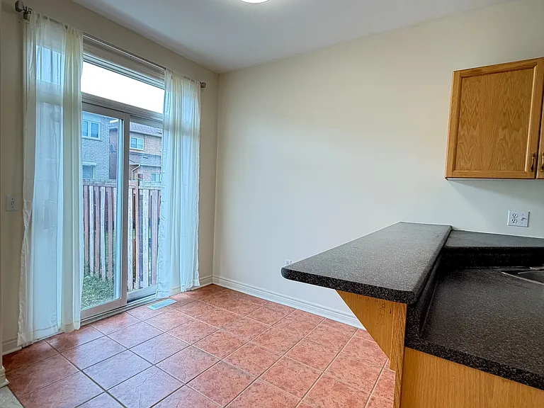 937 Ledbury Cres — Photo 18