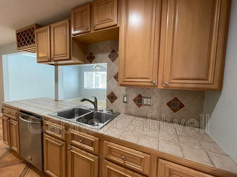 3 bed, 2.0 bath, 1707 sqft, $2,700 — Photo 4