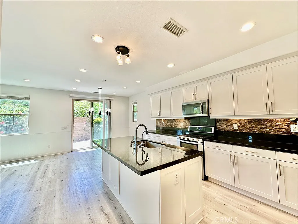 4 bed, 2021 sqft, $5,250 — Photo 3