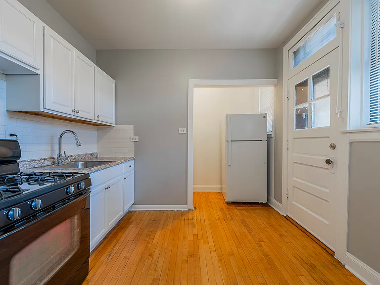 2056 W Arthur Ave #3W — Photo 5
