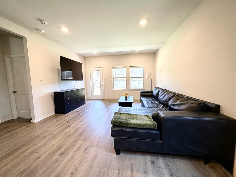 816 Country Rd — Photo 4