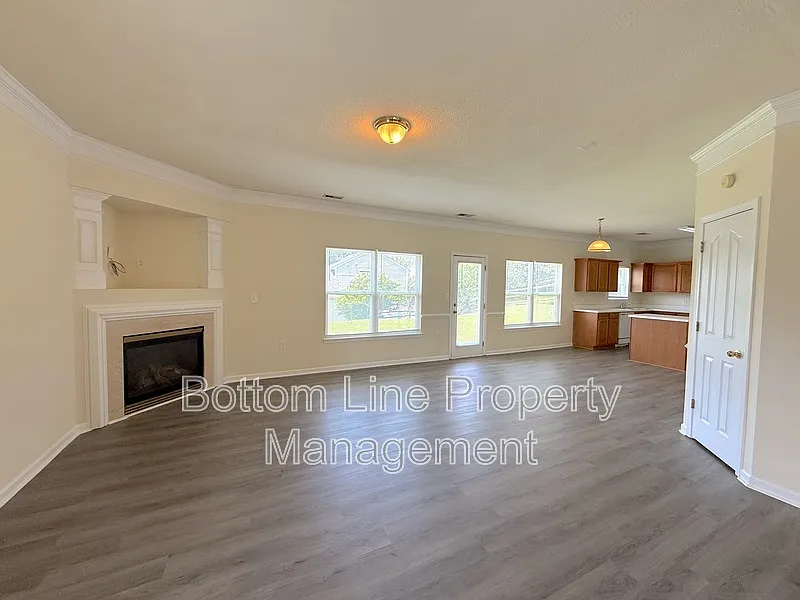 3 bed, 2.5 bath, 2080 sqft, $1,995 — Photo 3