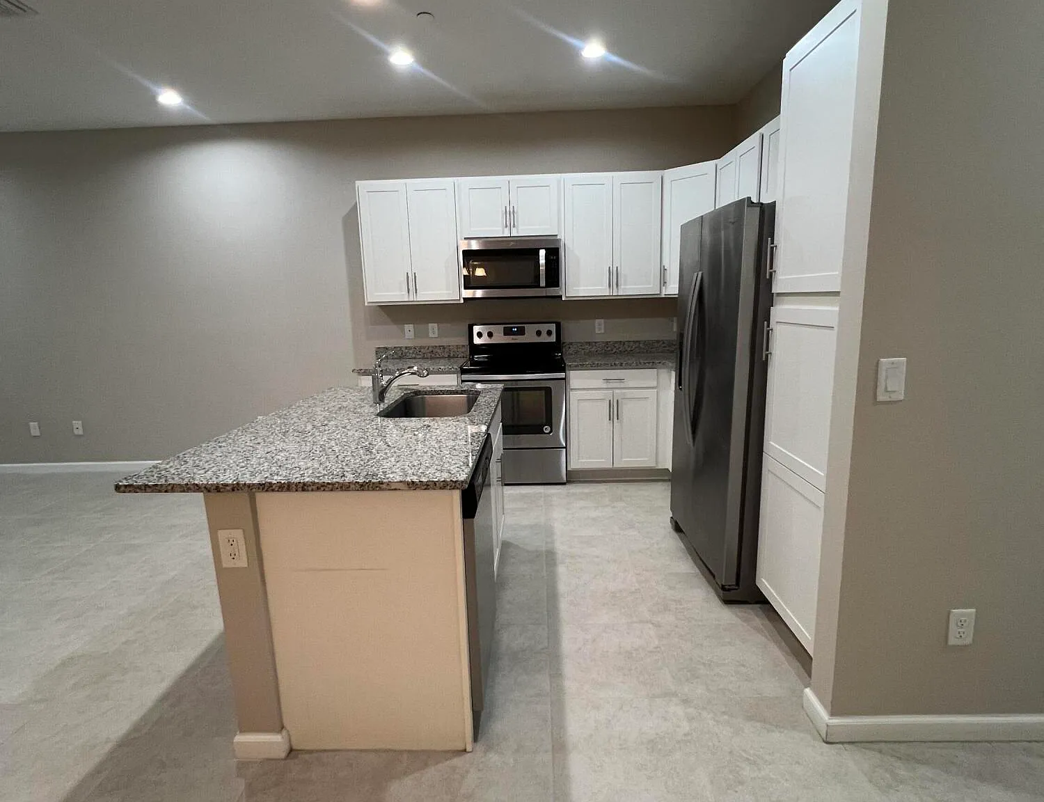 3 bed, 2.5 bath, 1614 sqft, $3,100 — Photo 3