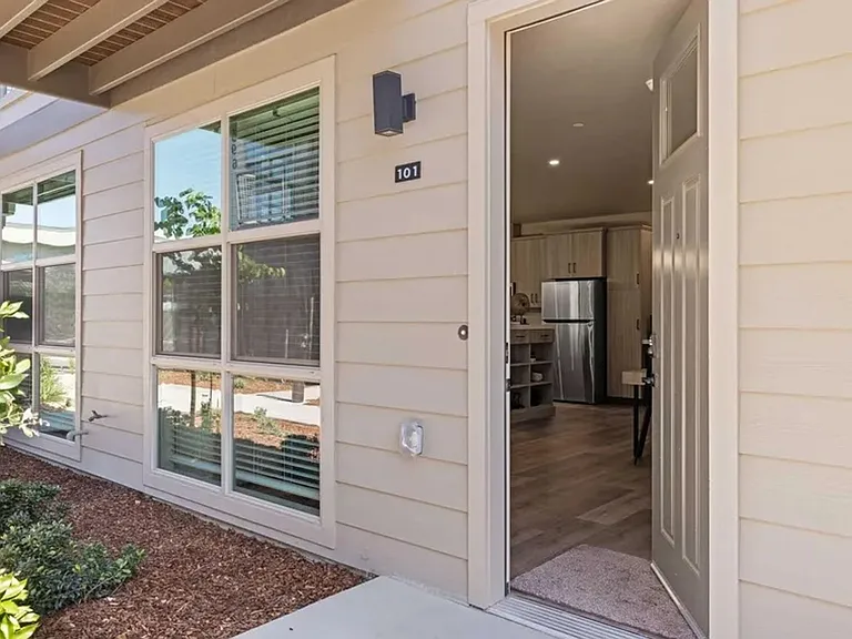 Vantage Pointe East — Photo 11