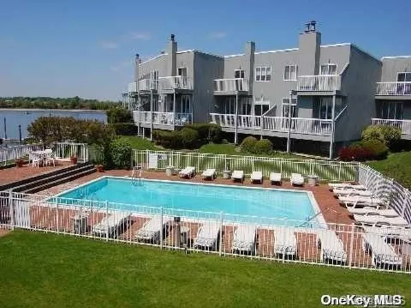 18 Anchor Way #18, Port Washington, NY 11050