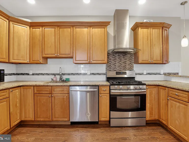 3408 Richmond St — Photo 8