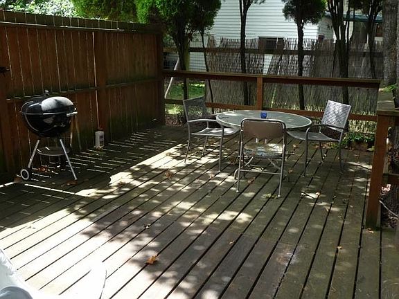 Lovely Back Deck=Urban Oasis!