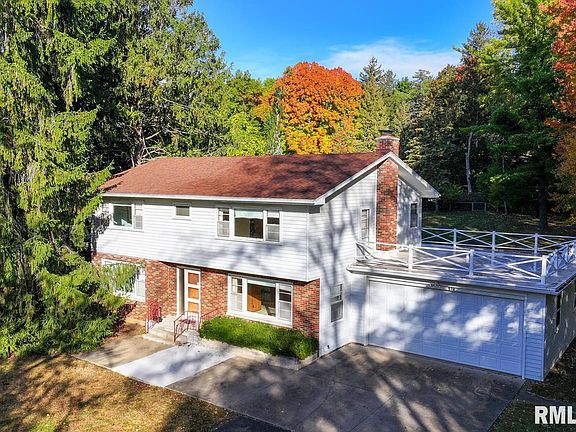 2nd image of 910 2nd Ave S