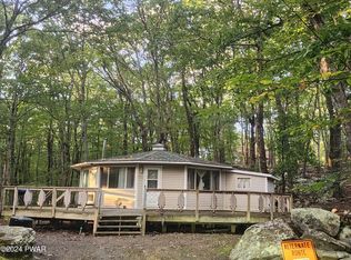 102 Ledgeway Ln, Lords Valley, PA 18428