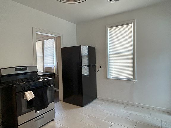 Upper Rear Unit Kitchen - view 2