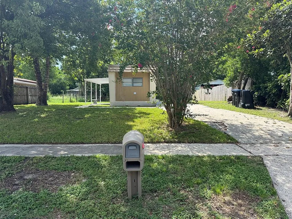 2 bed, 1.0 bath, 684 sqft, $1,100 — Photo 2