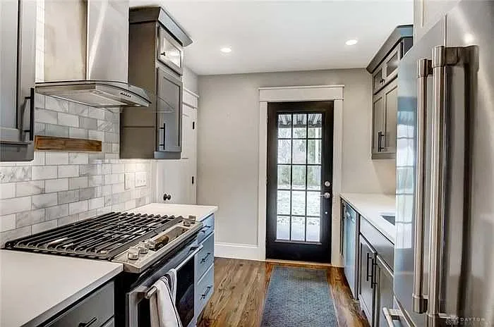 327 W Davis St — Photo 16