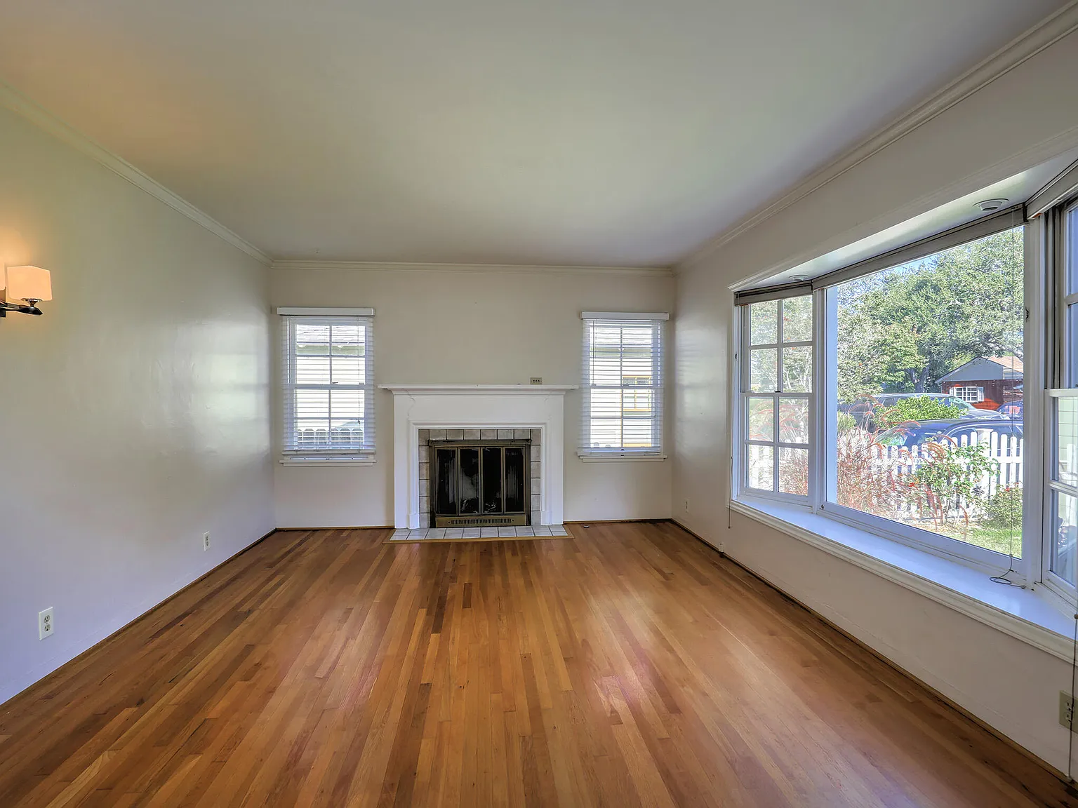 2 bed, 2.0 bath, 1369 sqft, $6,200 — Photo 3
