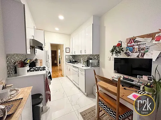 Rented by Realty 2000 Corp | media 4