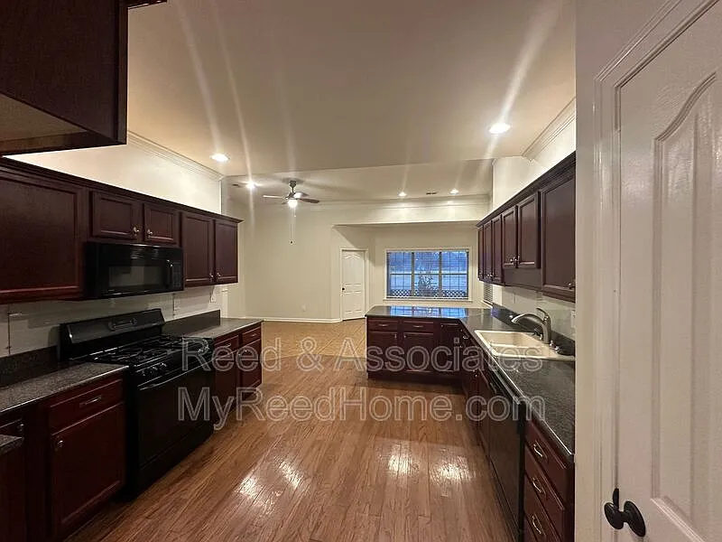 3 bed, 2.0 bath, 2368 sqft, $2,350 — Photo 3