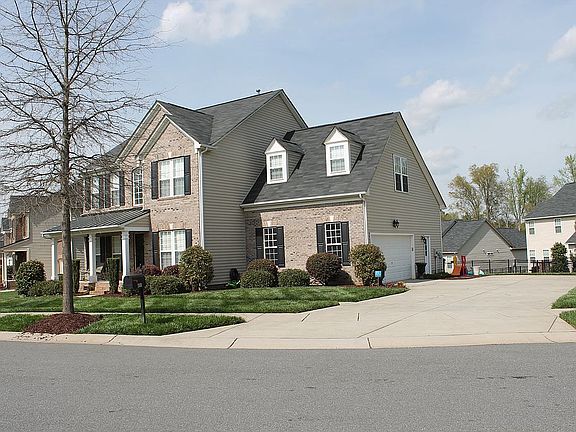 3rd image of 2600 Holly Oak Ln