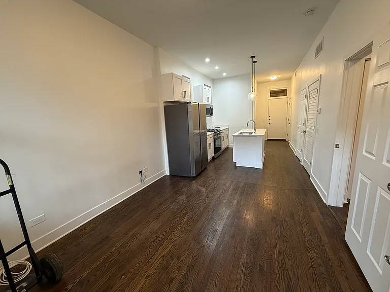 1114 N Wolcott Ave #1R — Photo 2
