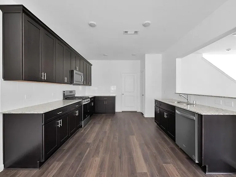 10573 Pineland Dr — Photo 3