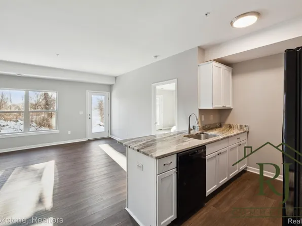 636 Pointe Dr #636, Walled Lake, MI 48390