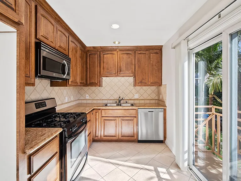 2300 Fox Hills Dr — Photo 20