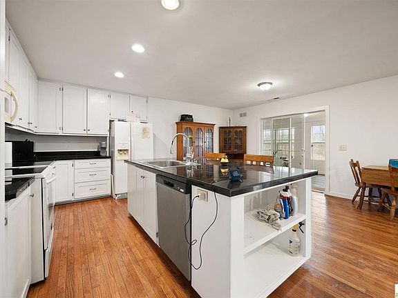 3rd image of 3335 Pope Rd