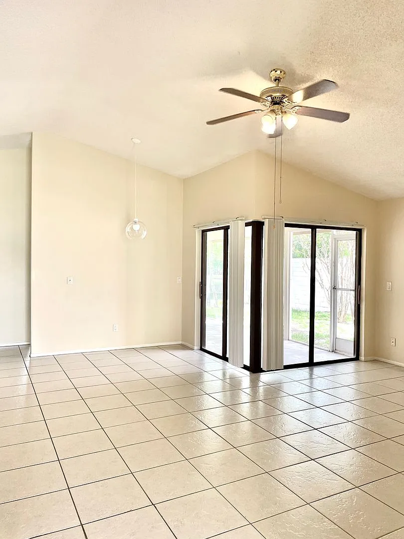 Mid-Century Charmer ONLY $2050/ Month - 2BD 2 BA Single Family Home! — Photo 4