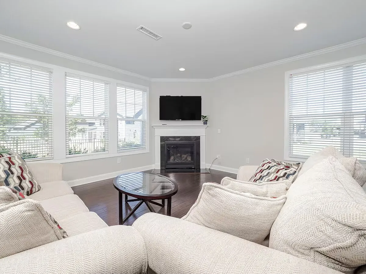 4 bed, 3044 sqft, $4,500 — Photo 3