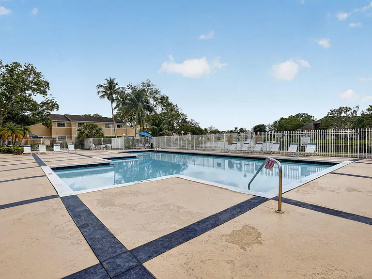 300 Palm Cir W #305 — Photo 29