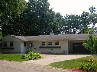 1148 Bobetta Ct, Clinton, IA 52732