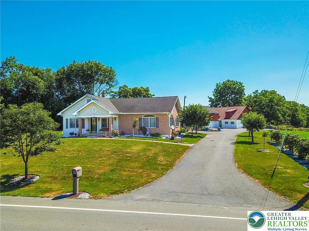 3 bed, 3.5 bath, 2912 sqft, $2,995 — Photo 2