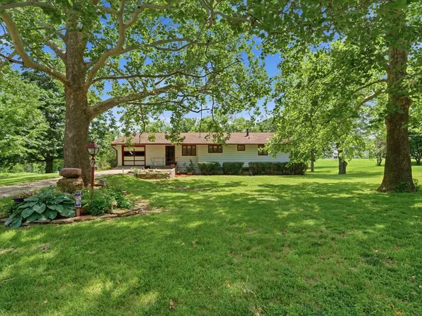 720 High St, Onaga, KS 66521