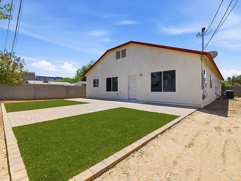 512 W Brown St — Photo 40