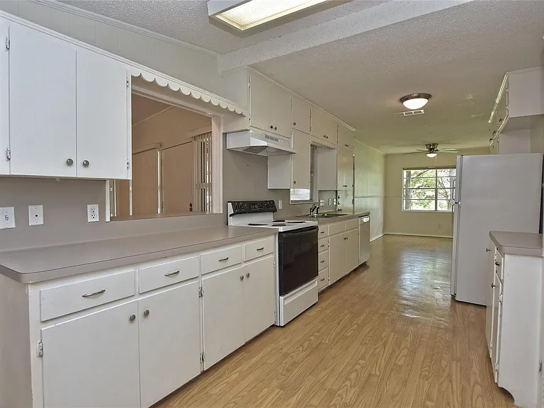 16013 Edwards Dr — Photo 13