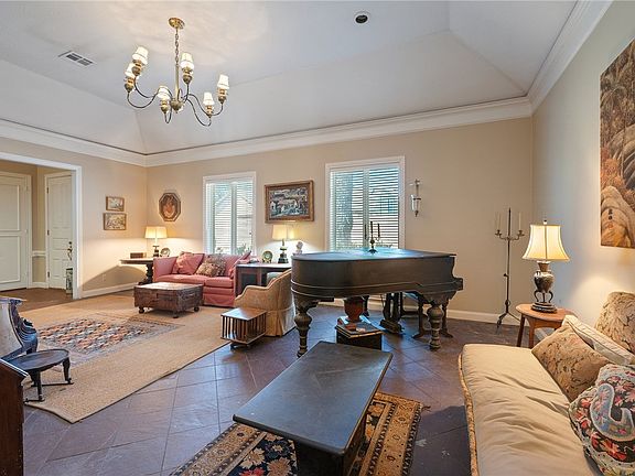 2nd image of 802 Dogwood Ln