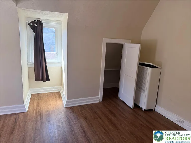 1201 E 4th St #4 — Photo 11