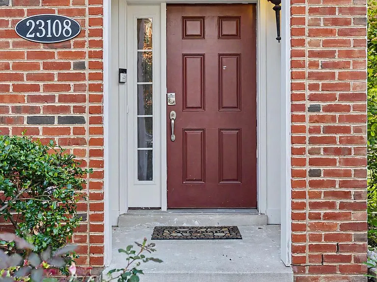 23108 Sunbury St — Photo 2