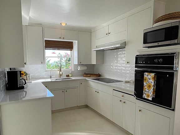 Kitchen w/ocean views, coffee bar