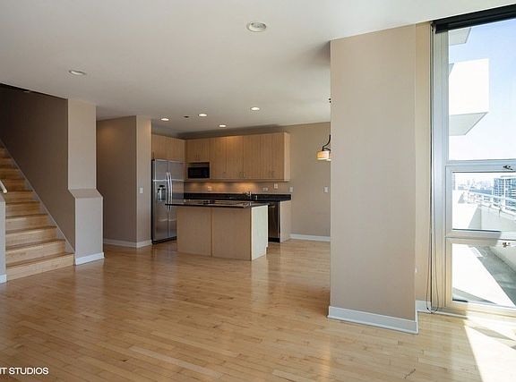 5th image of 737 W Washington Blvd APT 1803