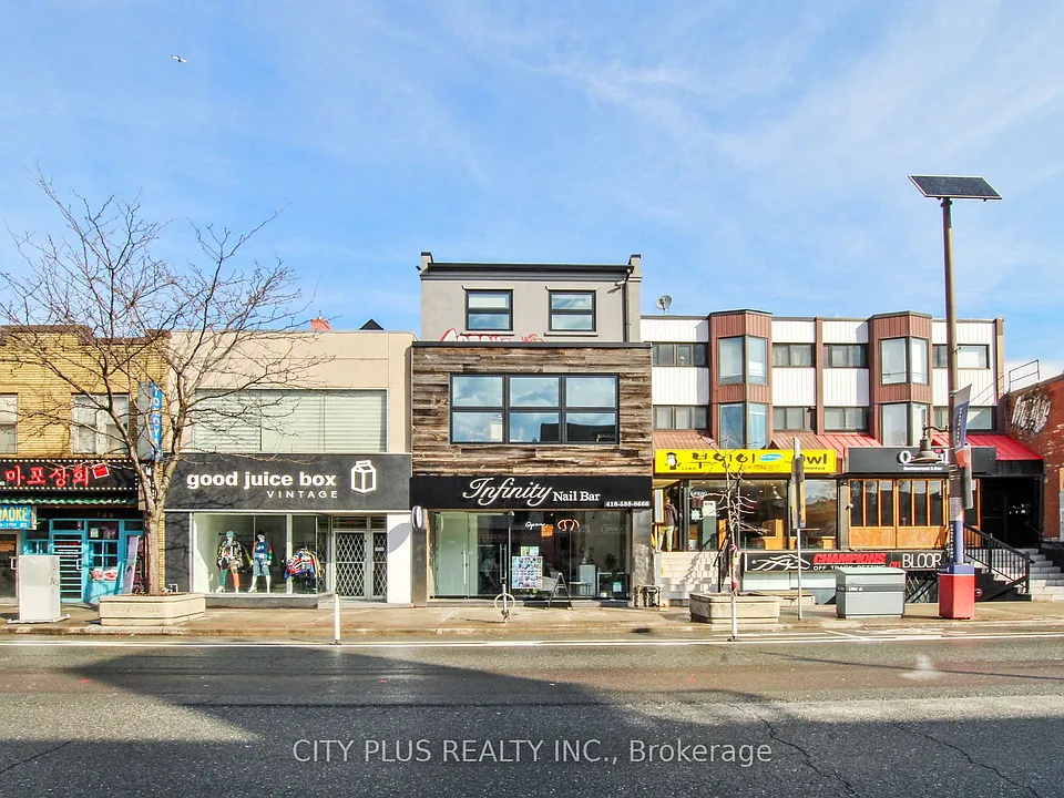 704 Bloor St W