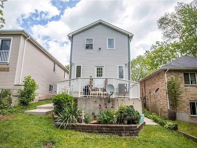 17 Sterling St #UPPER — Photo 28