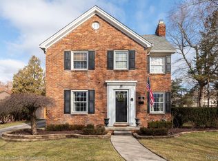 950 Hawthorne Rd, Grosse Pointe Woods, MI 48236