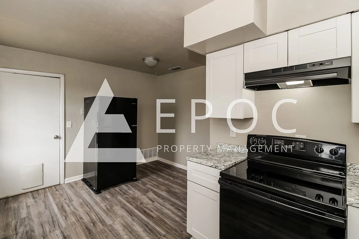 1401 Phoenix Dr — Photo 4