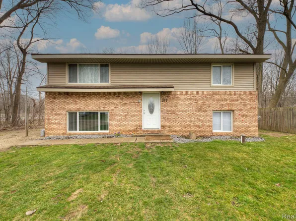 217 Glenmoor St, Whitmore Lake, MI 48189