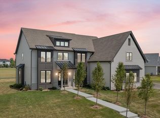 956 Redbud Ln, Sugar Grove, IL 60554