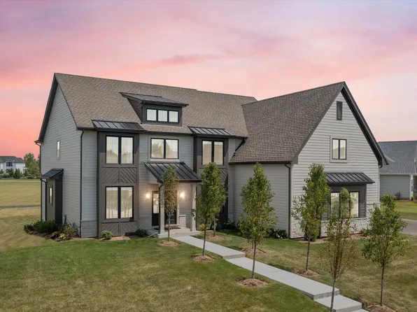 956 Redbud Ln, Sugar Grove, IL 60554